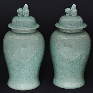 <b>Par de potiches </b>em forma de balaústre em porcelana chinesa com decoração em craquelê verde celadon. Alt. 48 cm