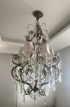 Antigo <b>lustre</b>  francês para seis luzes, com estrutura metálica, braços em ondulações e recamado por folhagens. Pendentes em placas e correntes de cristal BACCARAT de varias formas, tamanhos e lapidações. "Bobèches" no padrão bico de jaca e cúpula em tecido. Med. 125 x 75 cm