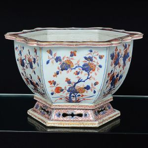 Belíssima <b>jardineira </b>de forma hexagonal em porcelana Companhia das Índias, "Chinese Imari", decorada em composições floridas nas suas tonalidades características de azul índigo e "rouge de fer" sobre fundo branco. Base vazada. Séc. XVIII. Med. 23,5 x 37 x 37 cm