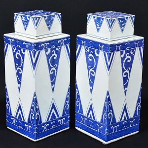 <b>Par de grandes "flasks" </b>em porcelana chinesa, decorados em estilizados geometrizados de forma triangular em azul índigo sobre fundo branco. Alt. 47,5 cm