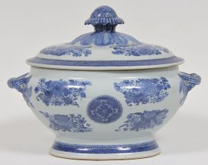 <B>Sopeira oblonga</b> em porcelana Companhia das Índias decorada em azul índigo "underglaze", no padrão "Fitzhugh". Pegas do bojo entrelaçadas e da tampa em modelado de pinha. Período Jiaqing. Compr. 35 cm