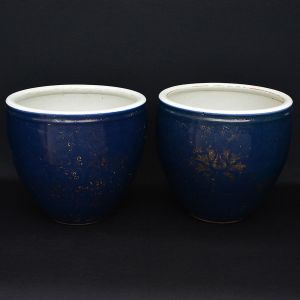 <b>Par de "cachepots" </b>circulares em porcelana chinesa "powder blue" com vestígios de decoração a ouro. Séc. XVIII / XIX. Alt. 35 cm; Diâm. 37,5 cm