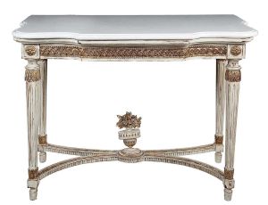 <b>Console francês Louis XVI</b>, com estrutura em madeira patinada e realçada a ouro. Apresenta forma retangular com tampo em mármore branco de quinas arredondadas. Pernas retilíneas torneadas, filetadas em baixo relevo e unidas por travessões em arcadas centralizando cesto de flores. Séc. XIX. Med. 92 x 117 x 55 cm