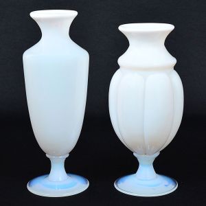 <b>Conjunto de 2 vasos </b>em opalina na cor branca, um deles em forma de segmento de balaústre e o outro com bojo gomado. Séc. XIX. Alt. 25 e 23 cm