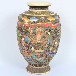 Grande <b>vaso em cerâmica </b>japonesa Satsuma imperial, profusamente decorado em policromia e ouro em relevos com inúmeras figuras de divindades em paisagens com montanhas. Ass. no verso. Séc. XIX. Alt. 55,5 cm