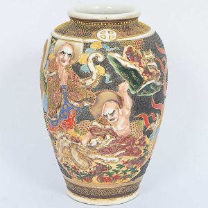 <b>Vaso bojudo</b> em cerâmica chinesa Satsuma profusamente decorada em policromia e texturizados com figuras de divindades celestiais e realces a ouro. Ass. no verso. Séc. XIX. Alt. 34 cm