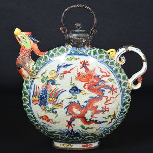 Raro <b>bule de forma circular "moon flask"</b> em porcelana chinesa policromada com dragões celestiais e fênix em composição de arabescos. Gargalo, tampa e alças metálicas. Séc. XVIII. Alt. 28 cm