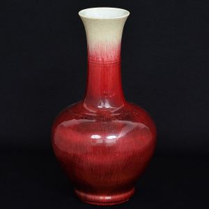 <b>Vaso</b> bojudo de gargalo alongado em porcelana chinesa coberta por esmalte na tonalidade "sangue de boi" em quase sua totalidade. Séc. XIX. Alt. 49 cm