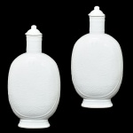 Grande <b>par de vasos </b>em porcelana chinesa com concepção contemporânea de lavrados vegetais. Gargalo cilíndrico e tampas terminadas em elemento esférico. Loja Asiatides-Paris. Alt. 51 cm