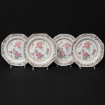 <b>Conjunto de 4 pratos de bordas chanfradas </b>em porcelana Companhia das Índias, ricamente decorados em policromia predominando tonalidade de rosa, verde e amarelo. Realces a ouro (um deles com restauros nas bordas). Séc. XVIII. Diâm. 22,5 cm