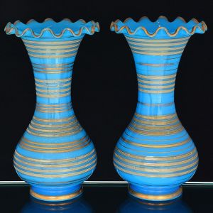 <b>Par de vasos bojudos </b>com gargalos alongados, em opalina francesa turquesa, profusamente decorados com filetados a ouro. Bocal em ondulações. Séc. XIX. Alt. 34,5 cm