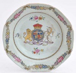 <b>Covilhete</b> em porcelana Companhia das Índias ricamente policromada nos esmaltes da Família Rosa feito para o mercado inglês. Ao centro o brasão de armas do Duque de Gloucester e Edimburgo. Borda com guirlandas floridas unidas por pequenos laços. Realces a ouro. Séc. XVIII. Restaurado, e com pequeno fio. Diâm. 16 cm