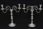 <b>Par de candelabros para três velas cada </b>em prata portuguesa no estilo neoclássico. Braços em serpentinas frisadas e bordas com pequenos perolados. Hastes em forma de balaústre decoradas em gomos e guilhochados. Base esférica com dois filetes também perolados. Contraste da cidade de Lisboa do final do séc. XVIII. Marca de dois prateiros sendo um de ALBERTO LUIS BION e outro não identificado. Peso 4.445 g.Alt. 44 cm