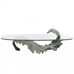 <b>Mesa de centro </b>com base em bronze patinado modelado em grande folha com tampo em vidro. Med. 32 x 156 x 110 cm