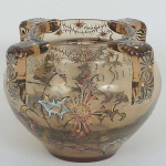 <b>EMILE GALLÉ - Raro vaso </b>francês Art Nouveau em vidro fumê decorado com flores exóticas em esmaltes policromados. Quatro alças em ângulos retos. Ass. no verso E. Gallé a Nancy. Alt. 14 cm; Diâm. 19 cm