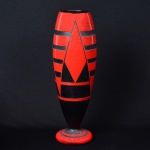 <b>DEGUÉ DAVID GUERÓN</b> (1892-1950) - Grande <b>vaso</b> em pasta de vidro acidado com fundo preto e "overlay" na cor vermelho. Estilo e época Art Déco. Ass. na base. Alt. 59,5 cm