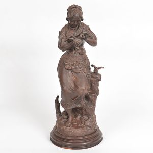 <b>G. LÉVY - Escultura </b>francesa (1820-1889). Escultura em "petit bronze" representando figura de camponesa alimentando pássaro no ninho. Base circular em madeira. Ass. no verso. Alt. 58 cm; Alt. com a coluna 104 cm