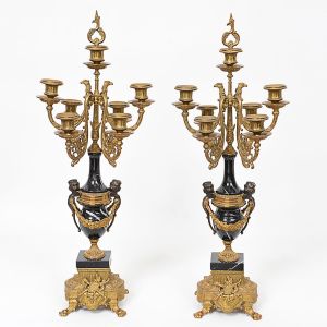 <b>Par candelabros </b>em bronze e mármore, para sete luzes cada. Laterais com figuras de faunos sustentando guirlanda sobre a base de mesmo mármore. "Plateau" decorado com alegoria e pés em garras. Alt.  68,5 cm