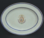 <b>Quinto Conde de Sarzedas</b> (Bernardo José Maria da Silveira e Lorena) - <b>Travessa</b> oval em porcelana Companhia das Índias pertencente ao serviço de jantar do referido nobre. Centro apresentando brasão armorial em policromia e borda em azul cobalto decorada com estrelinhas a ouro. Séc. XIX. Referências bibliográficas à pág. 151 do livro "Louça da Aristocracia no Brasil", por Jenny Dreyfus. Compr. 38 cm