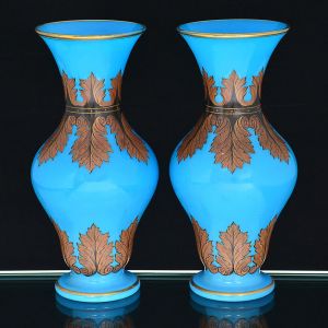 <b>Par de vasos</b> balaústre em opalina francesa BACCARAT turquesa, apresentando cercaduras de palmetas em tonalidades de marrom. Base e borda filetados a ouro. Séc. XIX. Alt. 27 cm