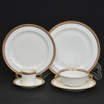 <b>Conjunto de jantar e café </b>em porcelana francesa Limoges, decorado com filetes a ouro e azul "royal" sobre fundo branco. Marca da manufatura no verso. Constando de 12 pratos rasos, 8 pratos de sobremesa, 8 taças de "consommé" c/ pires e 6 xícaras de café c/ pires. Total de 34 peças.