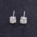 <b>Par de brincos </b>em ouro branco 18k, solitário, com brilhantes de 0,30 ct cada. Peso 1,4 g.