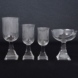 MAISON BACCARAT - <b>Serviço de copos </b>em cristal BACCARAT com bojos em forma de tulipas e hastes trapezoidais. Marcas no verso. Constando de 14 taças p/ champanhe, 16 copos p/ vinho, 10 taças p/ aperitivos e 12 taças p/ licor. Total de 52 peças. Alt. do copo de vinho 16,5 cm