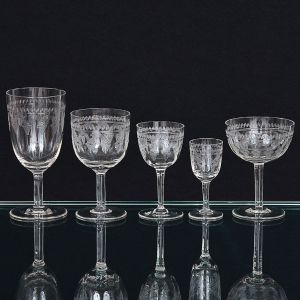 Antigo <b>serviço de copos </b>em cristal francês, St. Louis, decorado com ondulações em "spirograph" fosqueado. Constando de 12 taças para água, 12 taças para champanhe, 12 taças para vinho, 12 taças para aperitivos e 9 taças para licor. Total de 57 peças. Alt. do maior 14,5 cm.