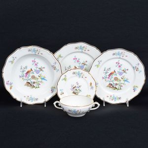 <b>Serviço de jantar </b>em porcelana francesa de Limoges, com linda decoração de pássaros entre ramagens em policromia. Borda filetada a ouro. Constando de 10 pratos rasos (24 cm), 10 pratos fundos (23 cm), 9 pratos para sobremesa (22 cm), 10 pratos para pão (15,5 cm). 10 taças para "consommé" s/ pires. Total de 49 peças.