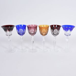 Elegante <b>conjunto de 12 taças de pé alto</b>, para vinho, em cristal europeu com várias cores e lapidações. Alt. 22 e 21,5 cm