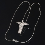 <b>Colar com pingente</b> "Cristo Redentor" cravejado com brilhantes Amsterdã redondos. Peso 8 g.