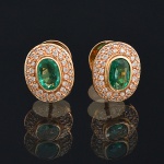 <b>Par de brincos</b> em ouro amarelo 18k, com esmeralda oval, cravejado com brilhantes. Peso 4 g.