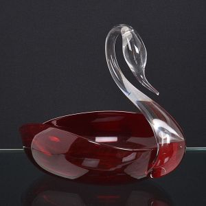 <b>Fruteira</b> em cristal europeu, translúcido e rubi, representando cisne. Alt. 26 cm; Compr. 34 cm