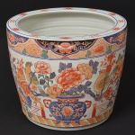 "<b>Cachepot</b>" em porcelana chinesa decorada com composições de pássaros e cestos floridos em tonalidades ditas "Chinese Imari". Alt. 31 cm; Diâm. 36 cm