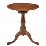 <b>Mesa de apoio </b>inglesa "tilt top" construída em carvalho. Tampo recortado e filetado. Coluna central piriforme e triplas pernas recurvadas terminadas em sapatas. Séc. XIX. Alt. 78 cm; Diâm. 68 cm