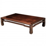 Grande e bela <b>mesa de centro</b> chinesa retangular. Tampo com filete em baixo relevo. Pernas retas com entalhes vegetais unidas por travessões. Séc. XIX. Med. 34 x 148 x 88 cm