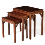 <b>Conjunto de três mesas</b>, ditas "nest of tables", chinesas, de forma retangular, construídas em mogno. Apresentam sistema de encaixe com pernas retas e detalhes vazados. Med. da maior 60 x 60 x 40 cm