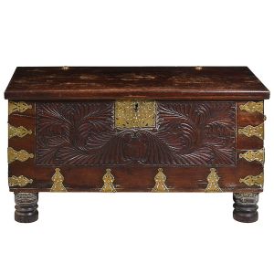 Bela <b>arca indiana </b>"malabar chest" construída em madeira nobre com ricos adereços metálicos e entalhes com volutas ao centro. Laterais geometrizadas com alças. Pés em segmentos torneados. Séc. XIX. Med. 60 x 112 x 51 cm