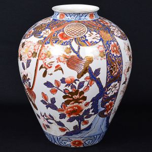 Grande <b>vaso</b> bojudo em porcelana japonesa profusamente decorada com arabescos floridos em várias composições realçadas a ouro. Alt. 50 cm