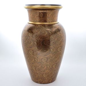 Grande <B>vaso</b> em porcelana de provável origem indiana decorada a ouro com profusão de arabescos no padrão "cashmere". Fundo marrom. Alt. 56 cm