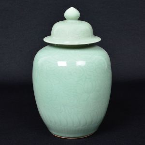 <b>Potiche "ginger jar"</b> em porcelana chinesa coberta por esmalte celadon decorado com arabescos e flores. Borda com mínimos bicados. Marcas na base. Séc. XIX. Alt. 25 cm