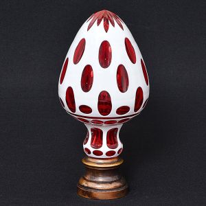 <b>Pinha </b>francesa na cor "jelly red" com "overlay" branco e lapidação em elementos ovoides com estrelado no topo. Base em bronze. Alt. 23,5 cm