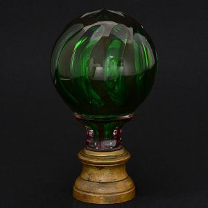 <b>Pinha</b> globular francesa na cor verde esmeralda com "overlay" em gomos na cor marrom. Base em bronze. Alt. 16,5 cm