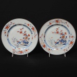 <b>Par de pratos rasos</b> circulares em porcelana Companhia das Índias, decorados com ramagens floridas e pássaros em policromia "Chinese Imari" com realces a ouro. Séc. XVIII. Diâm. 23 cm