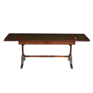 Antiga "<b>sofa table</b>" inglesa em madeira nobre. Caixa retangular com tampo forrado em couro verde pirogravado e saia rasa filetada. Montantes laterais retos unidos por travessão torneado. Pernas recurvadas com entalhes em volutas. Necessita reparos no folheado. Med. fechada 54 x 54 x 104 cm; Med. aberta 54 x 54 x 152 cm