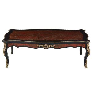 <b>Mesa de centro </b>francesa de forma retangular e tampo recortado, no estilo Louis XV, em madeira ebanizada. Profusa decoração ao gosto "André-Charles Boulle". Peça com seções laqueadas em vermelho sob aplicações de arabescos metálicos. Pernas recurvadas recamadas por volutas em bronze. Primeira metade do séc. XIX. Med. 42 x 125 x 65 cm