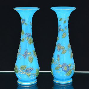 Belo <b>par de vasos </b>piriformes com bocal de corneta, em opalina francesa BACCARAT. Decoração com policromia de flores e folhas em espiral. Realces a ouro. Séc. XIX. Alt. 32,5 cm