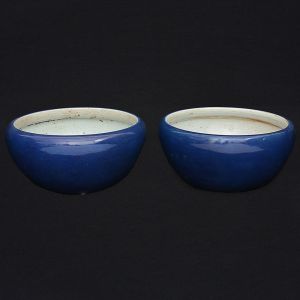 <b>Par de "bowls" </b>em porcelana chinesa, cobertos por esmalte monocromático azul. Séc. XVIII / XIX. Alt. 13 cm; Diâm. 27 cm