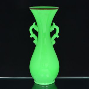 <b>Vaso</b> piriforme com bocal de corneta em opalina francesa na cor verde. Duplas alças em volutas. Borda com friso metálico. Séc. XIX. Alt. 40 cm