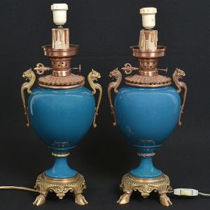 <b>Par de lampiões </b>franceses montados em vasos cobertos por esmalte azul Sèvres e montagem em bronze. Alças modeladas em cabeças de leões e base em quatro patas intercaladas por volutas. Séc. XIX.  Adaptada para luz elétrica. Altura até o bocal 49 cm